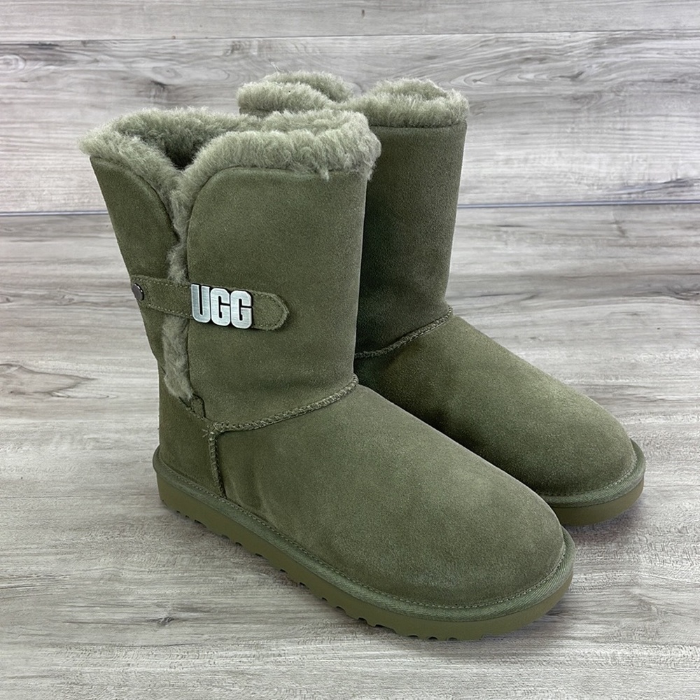 🍁UGG 🍁 BAILEY UGG METAL GRAPHIC BURNT OLIVE SUEDE BOOT
